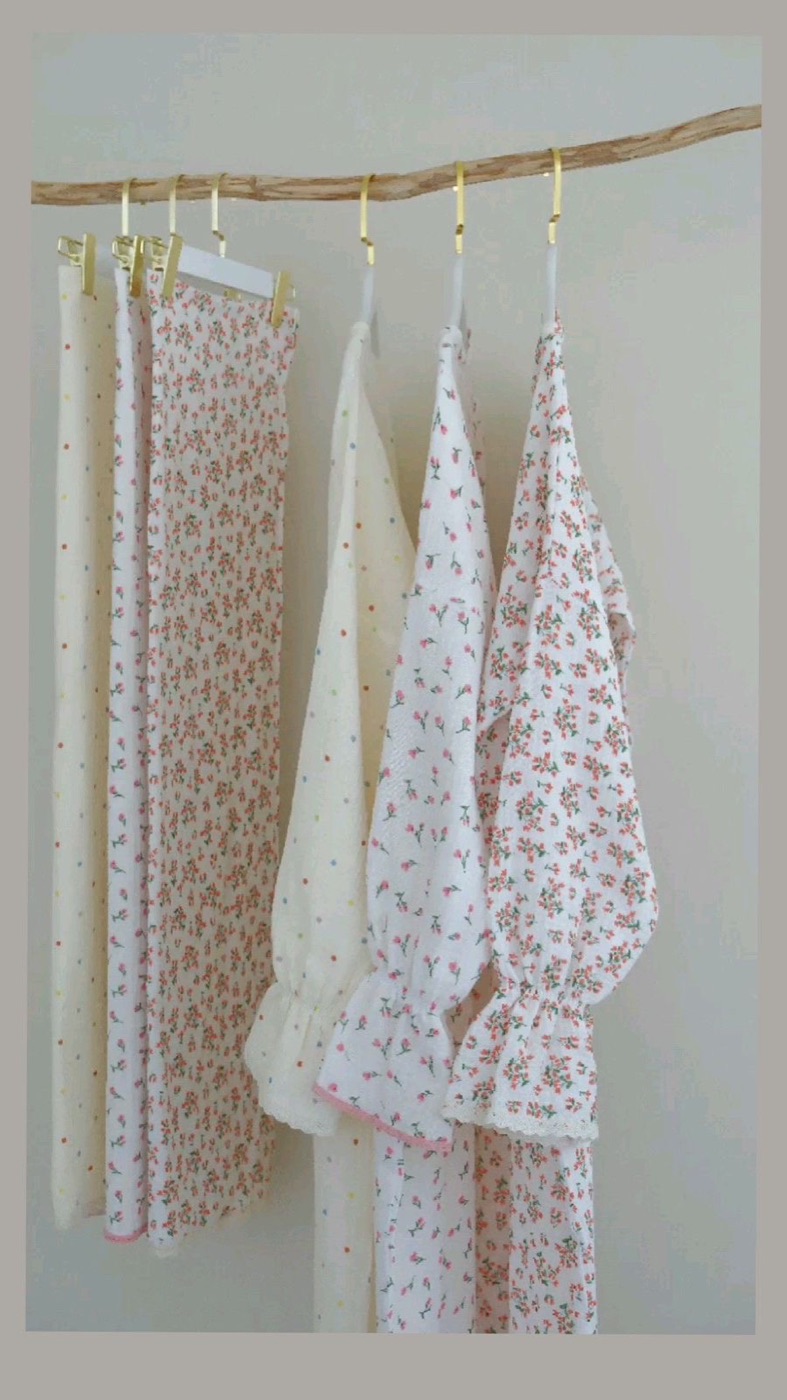 Pyjamas floraux suspendus