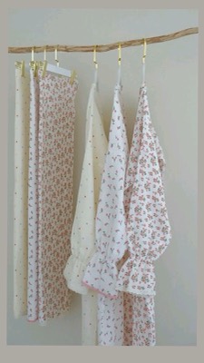 Pyjamas floraux suspendus