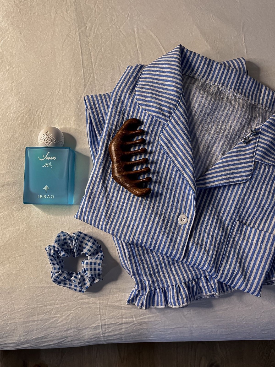 Pyjama rayé azur et parfum
