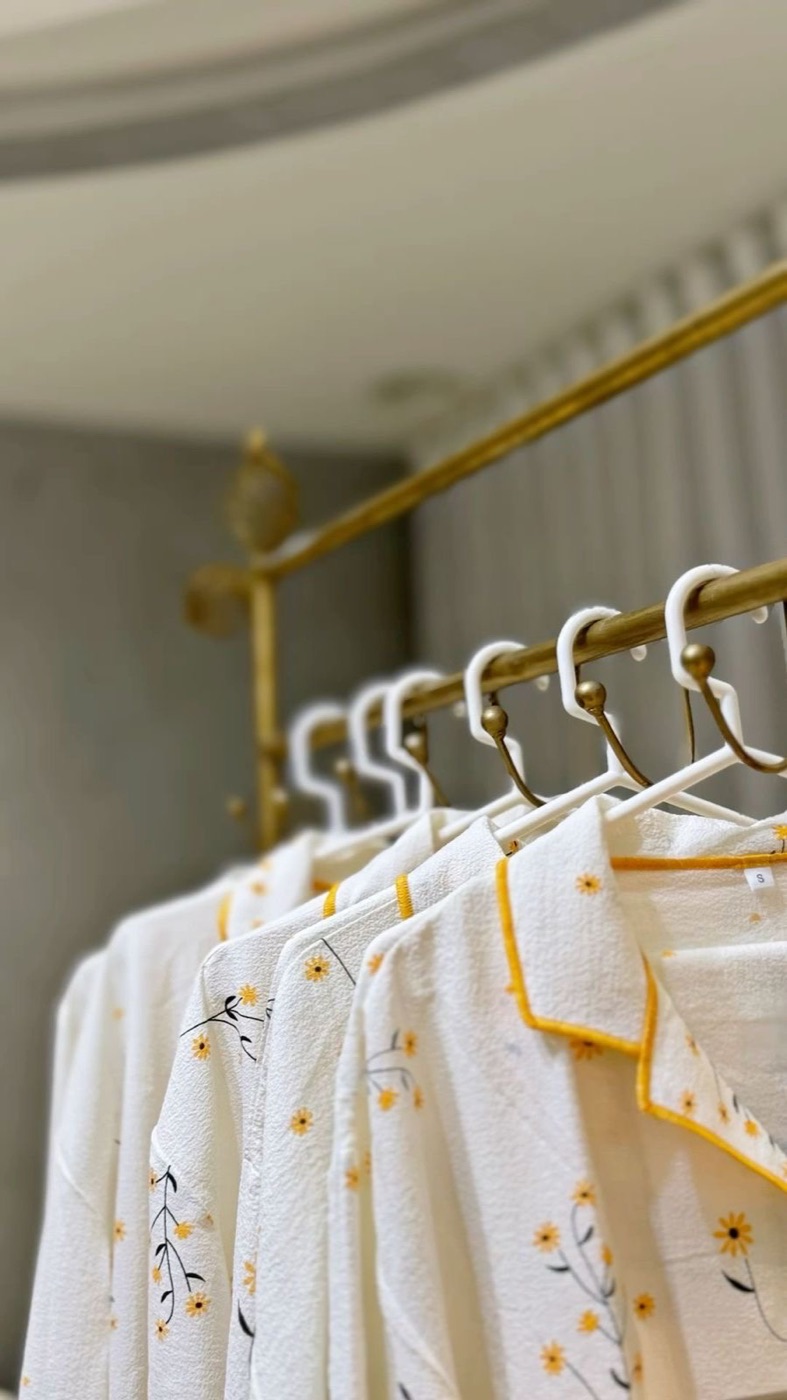 Pyjamas brodés suspendus